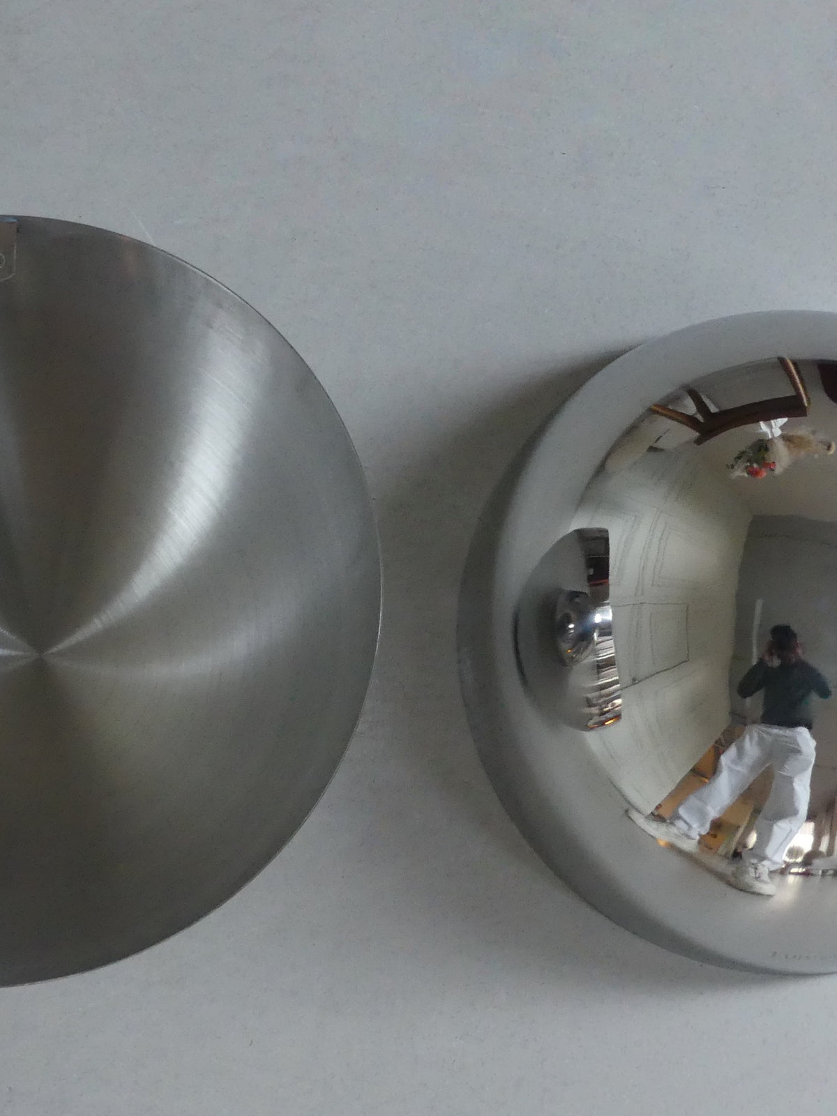 The finishing on both sides of the Lumevre convex mirror; matte on the interior, and mirror polish on the exterior